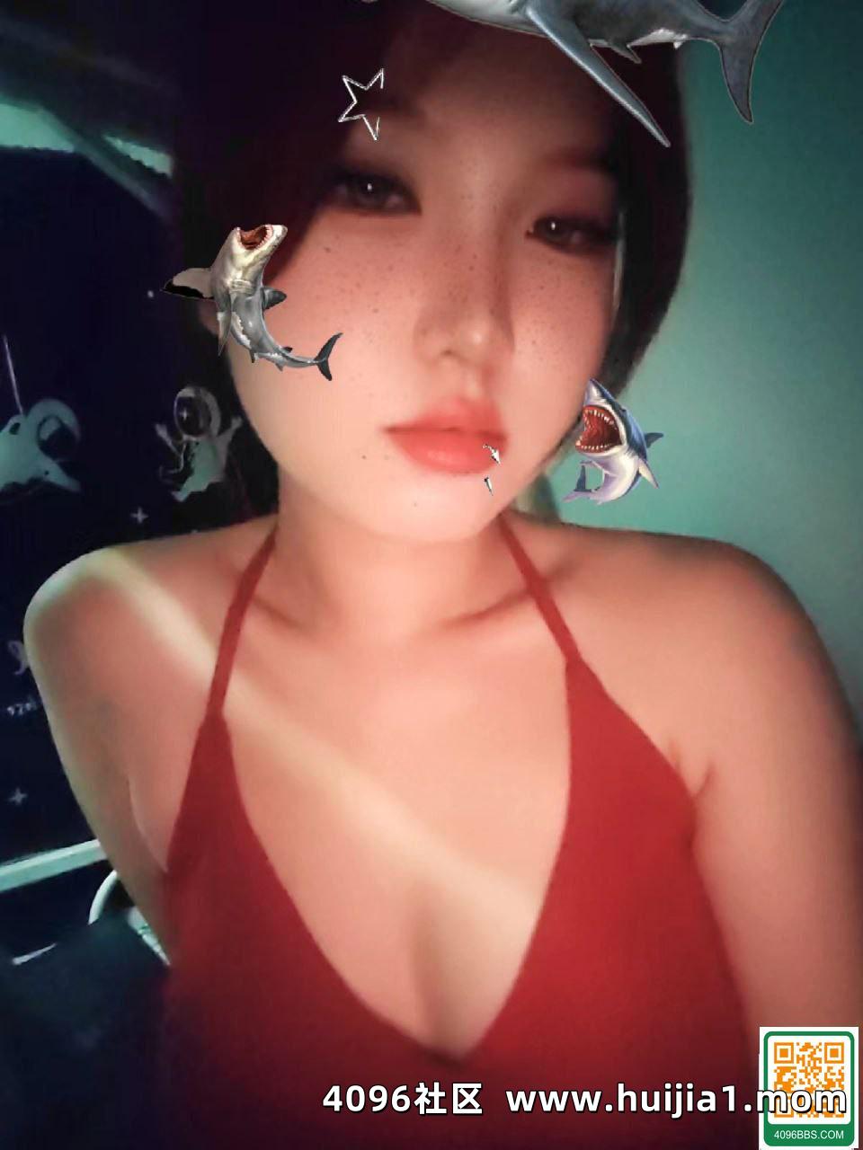 戴眼鏡的巨乳騷妹子 (16P)