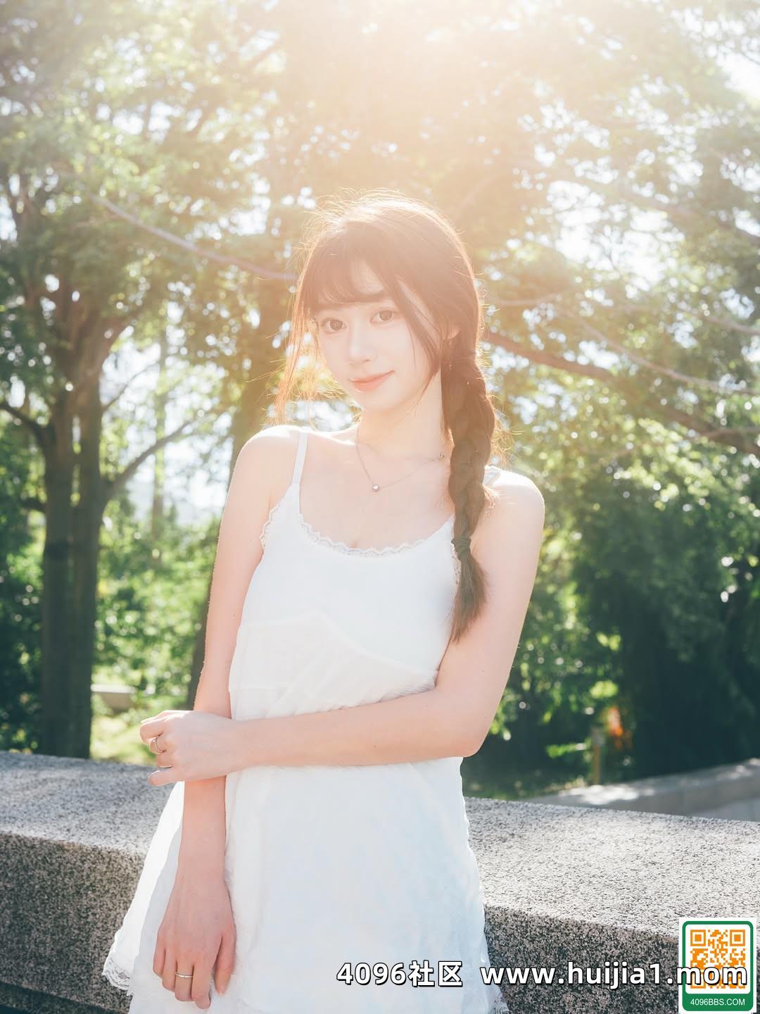 「以涵」渾圓半球堅挺 深溝彷彿要將人吸進去 (10P)