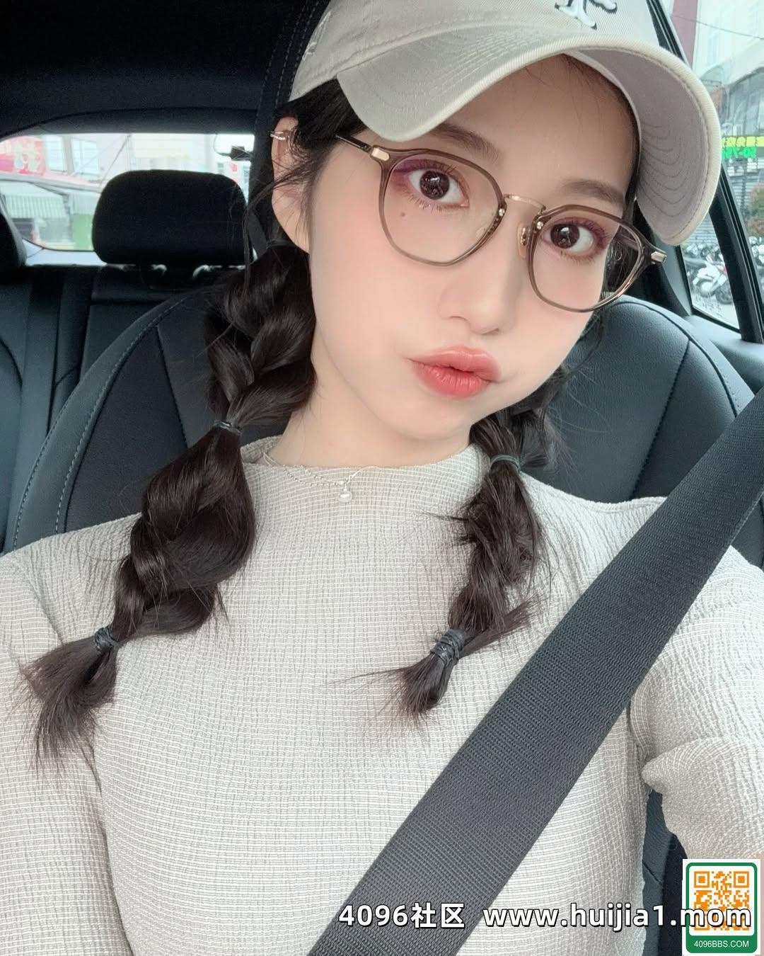 氣質美女「龍睬崴」魅力眼神狂放電.....滿滿的誘惑 (10P)