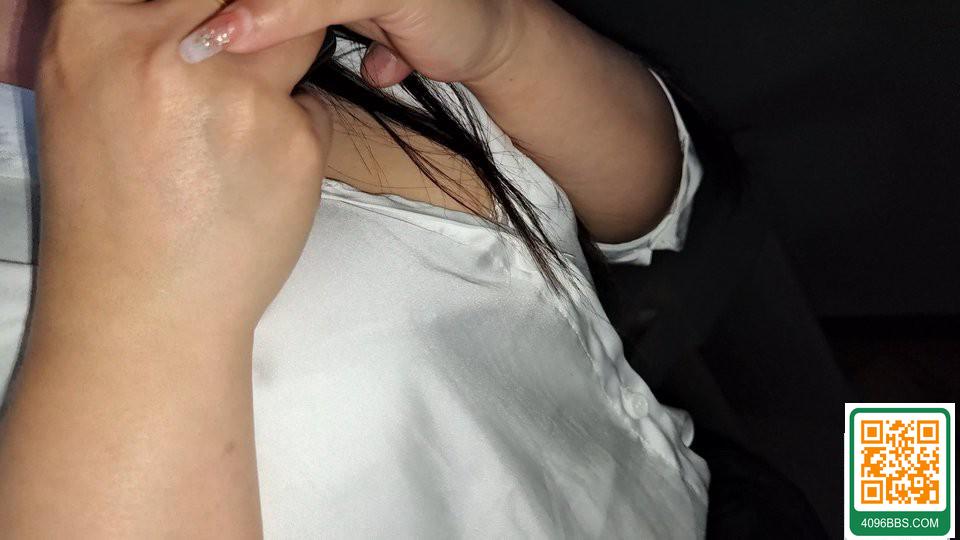 女同事的胸部又大又白 (11P)