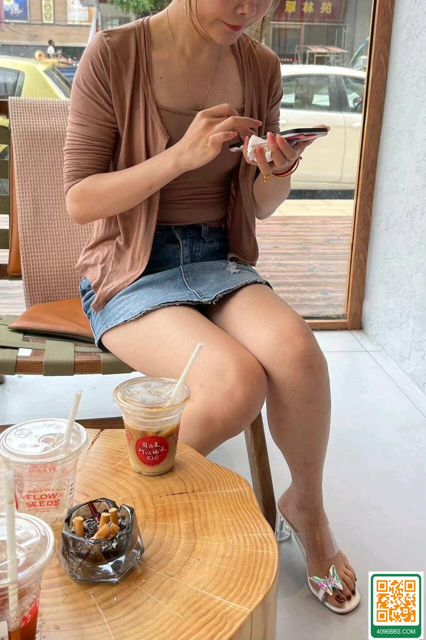 小騷貨若隱若現的裙底 (18P)