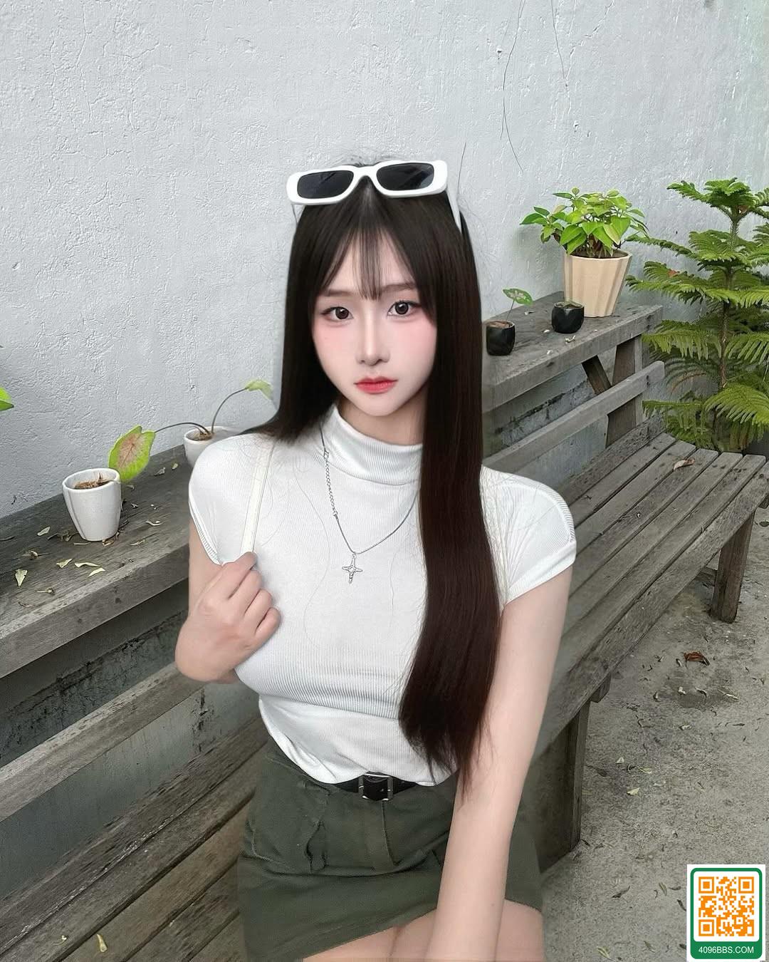 「伶伶」姣好身材藏不住 散發著魅惑的性感 (10P)