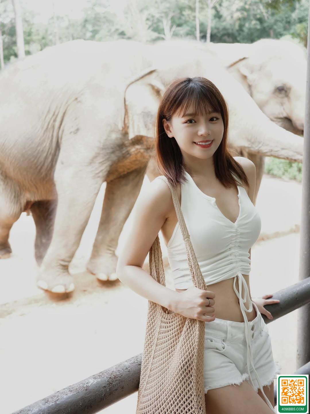 「琦琦」極品顏值讓人受不了 火辣深溝露出 (10P)