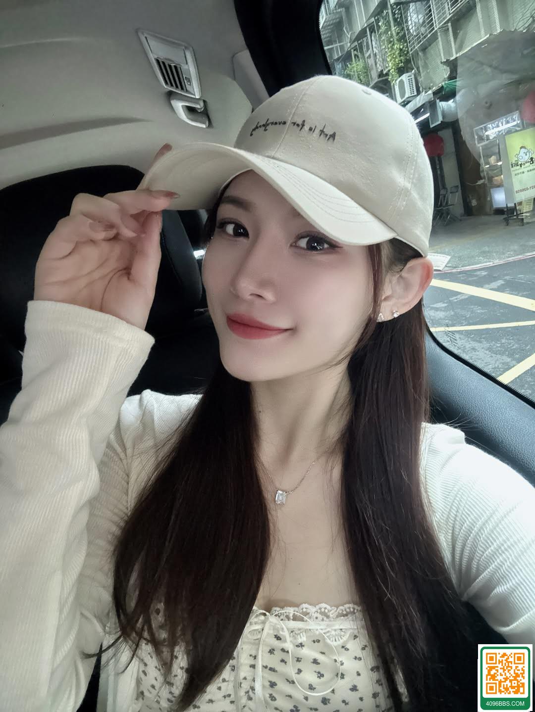 「Carrie紫爺」甜美不失性感 火辣深溝讓人為之一亮 (10P)