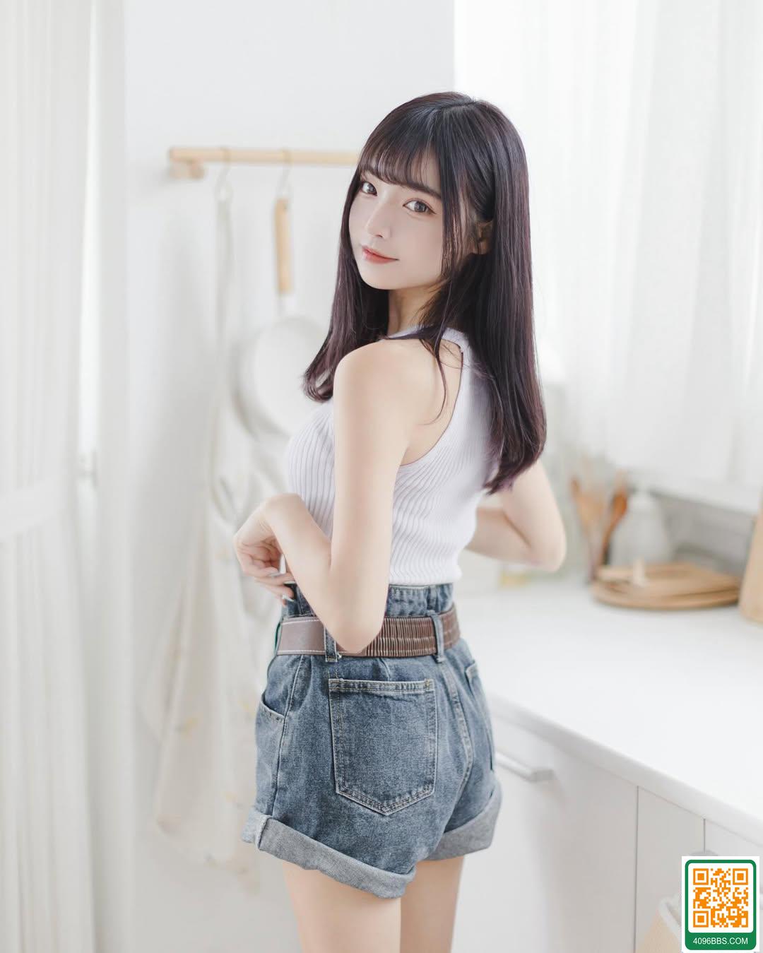 「小穎」甜美不失性感 美胸視角太犯規 (10P)