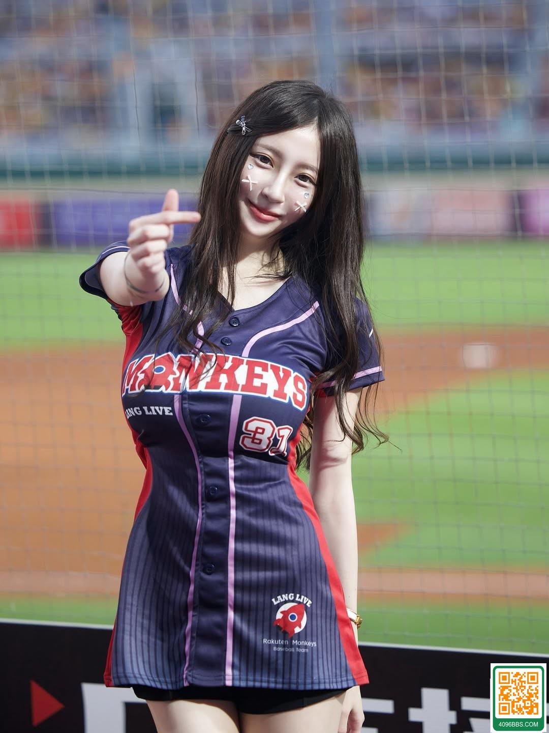 「珊迪」性感酥胸還有超甜美笑容 (10P)