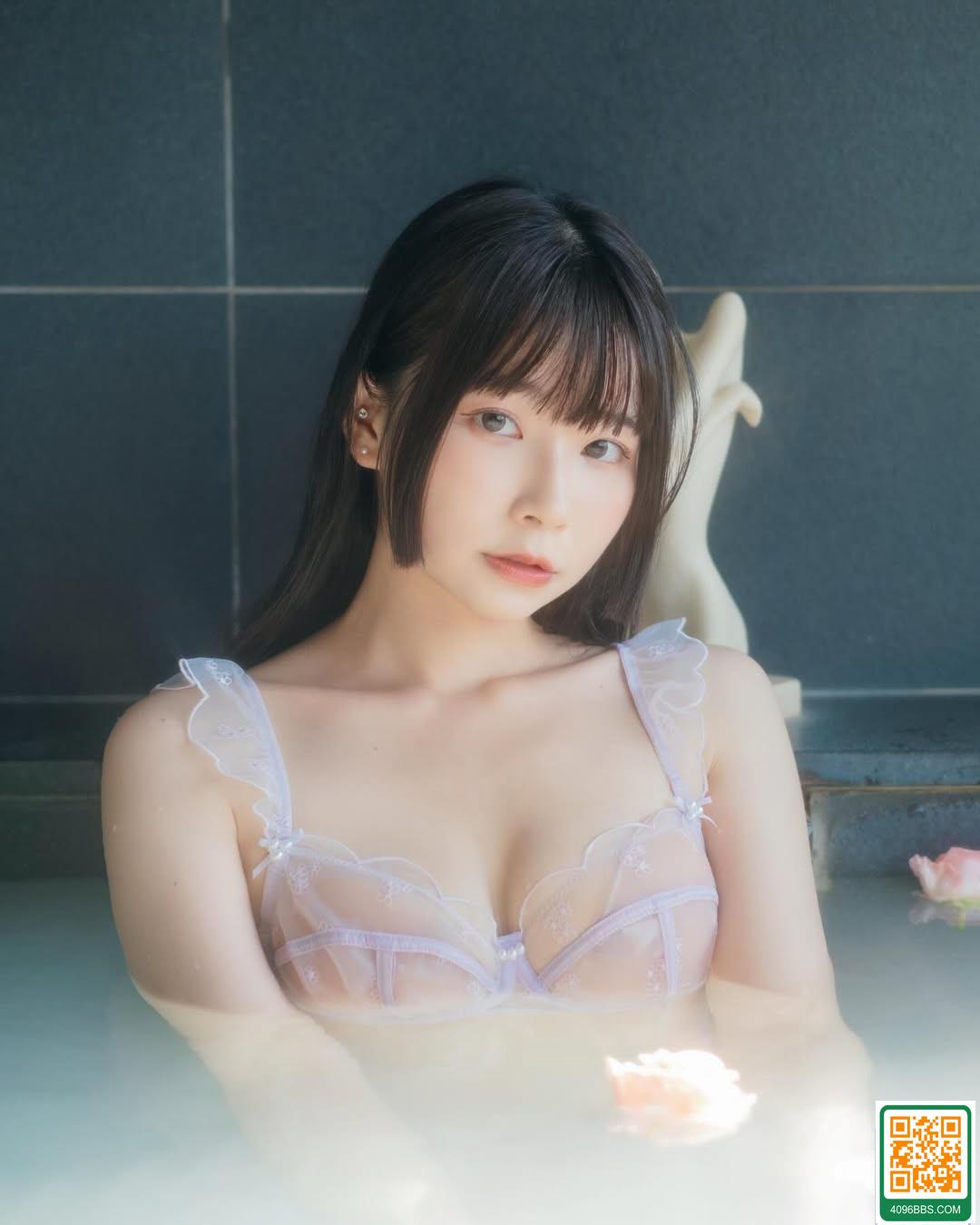 「陳QQ」大眼甜妹帶點小性感 迷人至極 (10P)