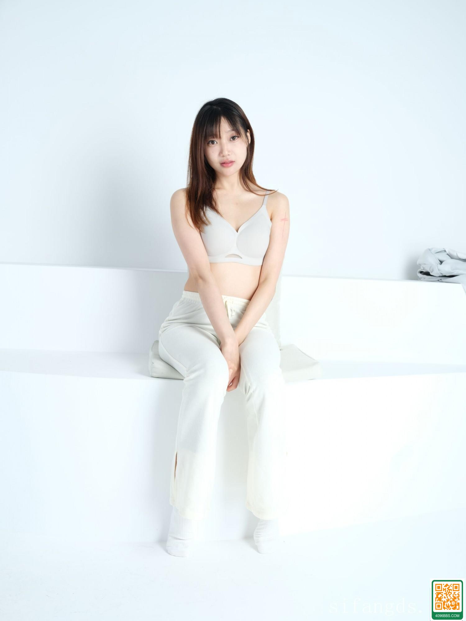 國模小初大尺度人體私拍套圖(四) (53P)