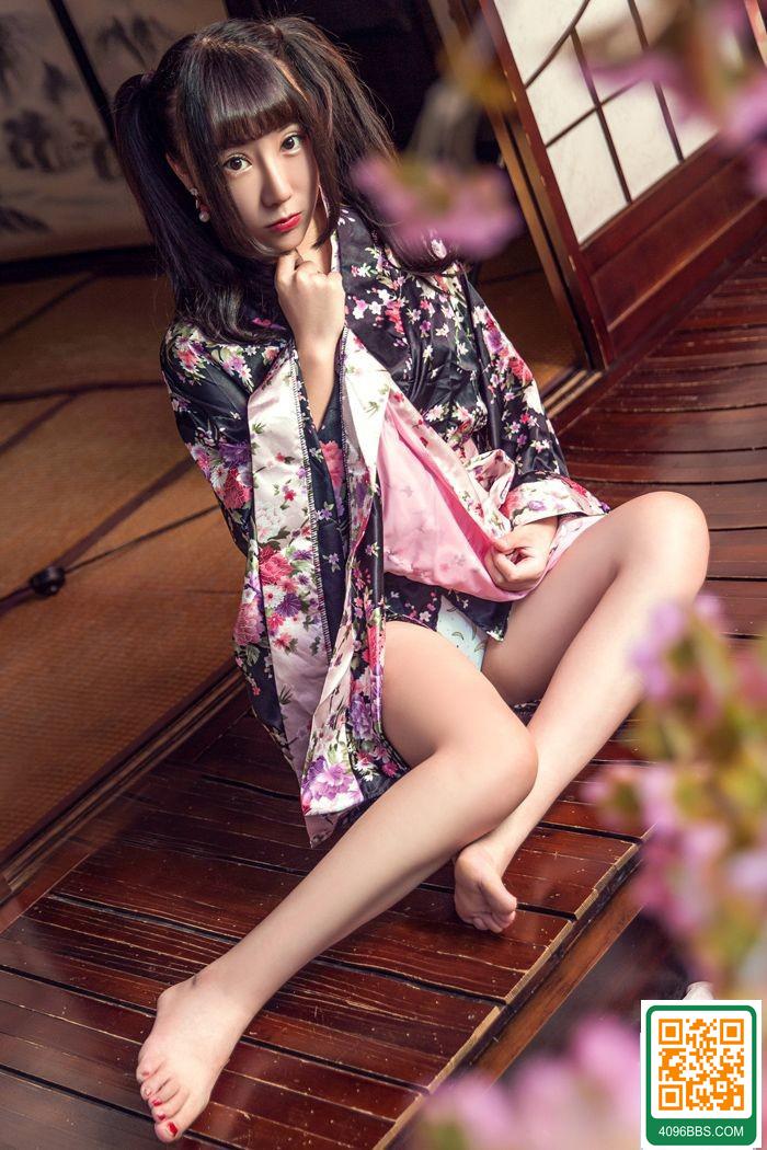 和服少婦笑笑及膝白襪翹臀迷暈你